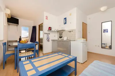 Kuhinja ili čajna kuhinja u objektu Apartments and Rooms Mladen