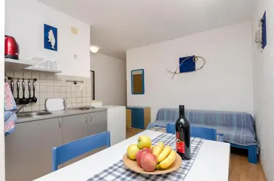 Kuhinja ili čajna kuhinja u objektu Apartments and Rooms Mladen