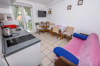 Kuhinja ili čajna kuhinja u objektu Apartments Karleusa