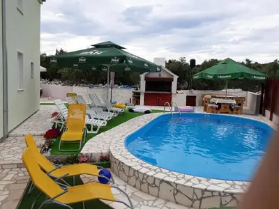 Bazen u objektu Apartments Pemita ili u blizini