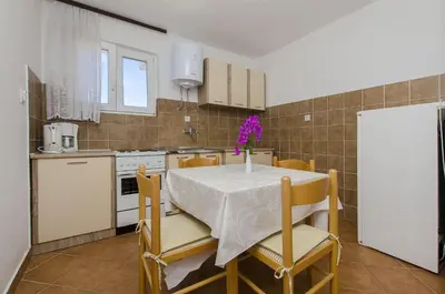 Kuhinja ili čajna kuhinja u objektu Apartments Rada