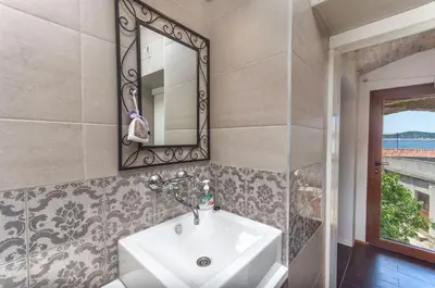 Kupaonica u objektu House Stone house island Prvic