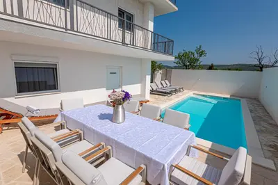 Bazen u objektu Dazlina Resort New! 14 guests villa, Breakfast & Pool ili u blizini