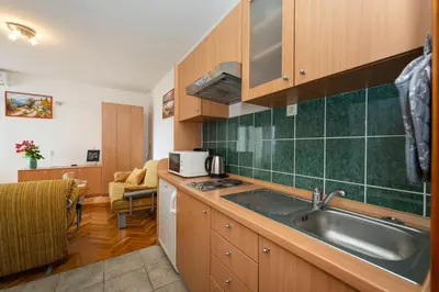 Kuhinja ili čajna kuhinja u objektu Spacious Apartments by the Sea in Srima, Vodice