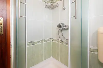 Kupaonica u objektu Apartman Brodarica Mladenka
