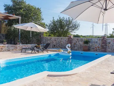 Bazen u objektu Holiday Home Rider - Two Bedroom Holiday Home with Outdoor Pool ili u blizini