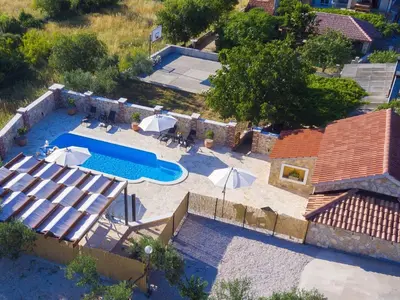 Bazen u objektu Holiday Home Rider - Two Bedroom Holiday Home with Outdoor Pool ili u blizini