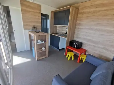 Kuhinja ili čajna kuhinja u objektu Classic Two Bedroom Mobile Home with Sea View and Terrace