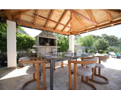 Restoran ili neka druga zalogajnica u objektu Villa P - Holiday Home