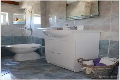 Kupaonica u objektu Apartments Juras - Two Bedroom Apartment with Sea View David