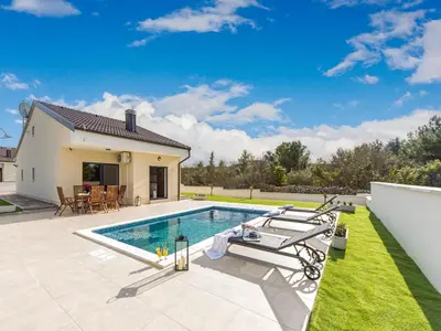 Bazen u objektu Villa Shaula 1 - Three Bedroom House with Pool ili u blizini