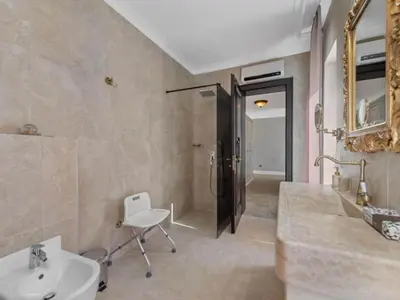 Kupaonica u objektu Villa Carolus in Vodice - Five Bedroom Villa with Terrace and Swimming pool