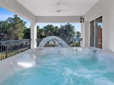 Bazen u objektu Villa Carolus in Vodice - Five Bedroom Villa with Terrace and Swimming pool ili u blizini