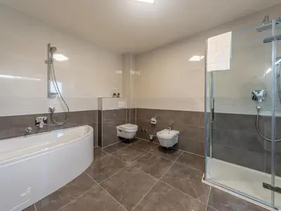 Kupaonica u objektu Villa Shaula - Five Bedroom Holiday Home with Pool,Sauna and Gym