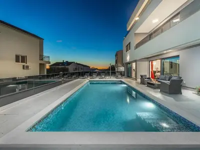 Bazen u objektu Villa Shaula - Five Bedroom Holiday Home with Pool,Sauna and Gym ili u blizini