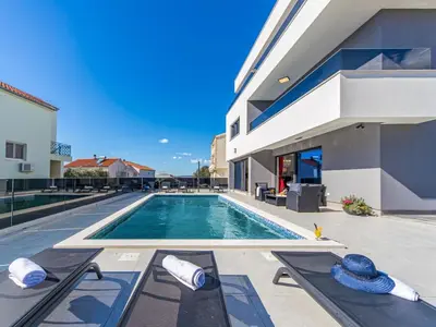 Bazen u objektu Villa Shaula - Five Bedroom Holiday Home with Pool,Sauna and Gym ili u blizini