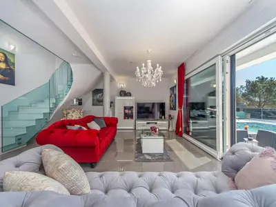 Bazen u objektu Villa Shaula - Five Bedroom Holiday Home with Pool,Sauna and Gym ili u blizini