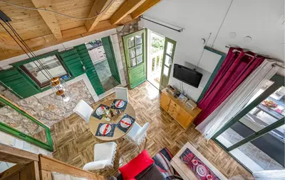 TV i/ili zabavni centar u objektu Gorgeous Home In Zirje With Wifi