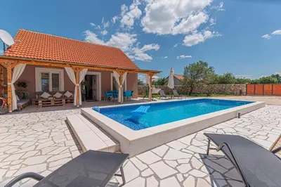 Bazen u objektu Holiday Home Luca ili u blizini