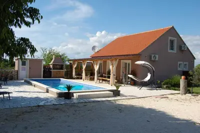 Bazen u objektu Holiday Home Luca ili u blizini