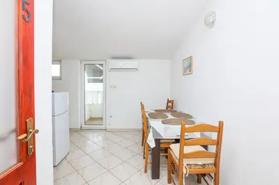 Kuhinja ili čajna kuhinja u objektu Apartments by the sea Rogoznica - 24598