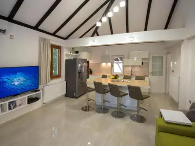 TV i/ili zabavni centar u objektu Villa Gabriel - Three Bedroom Villa with Outdoor Pool