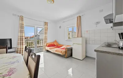 Kuhinja ili čajna kuhinja u objektu 1 Bedroom Cozy Apartment In Vodice