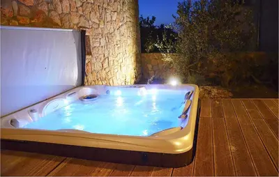 Bazen u objektu Lovely Apartment In Murter With Wifi - Csv284 ili u blizini