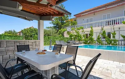 Bazen u objektu Beautiful Apartment In Sibenik ili u blizini