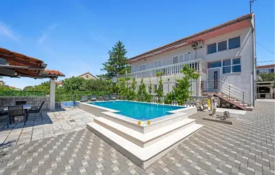 Bazen u objektu Beautiful Apartment In Sibenik ili u blizini