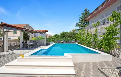 Bazen u objektu Beautiful Apartment In Sibenik ili u blizini