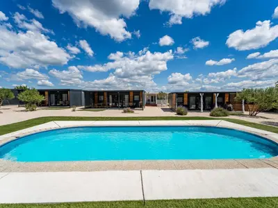 Bazen u objektu Holiday Home Ivanka Delux by Interhome ili u blizini