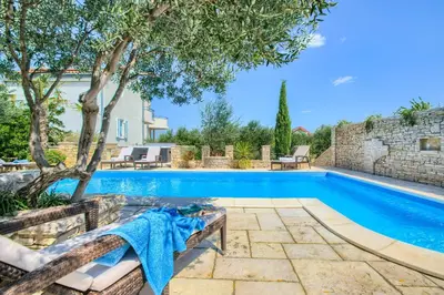 Bazen u objektu Villa Kos Murter Apartments ili u blizini