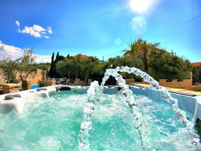 Bazen u objektu Villa Kos Murter Apartments ili u blizini