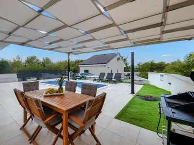 Popločani dio dvorišta ili vanjski dio objekta Villa Shaula 2 - Three Bedroom House with Pool