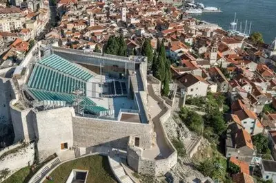 Pogled na grad 'Vodice' ili pogled na grad iz apartmana