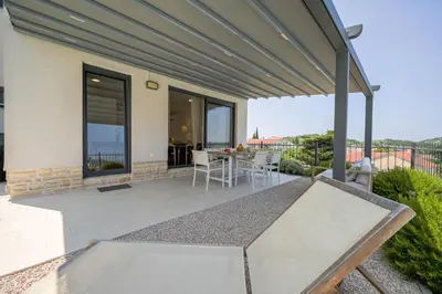 Balkon ili terasa u objektu Villa Tramontana with pool