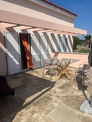 Popločani dio dvorišta ili vanjski dio objekta Holiday Apartment sunny life