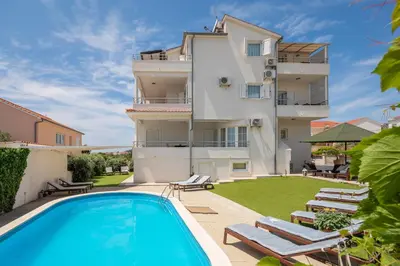 Bazen u objektu Apartments Tihi ili u blizini
