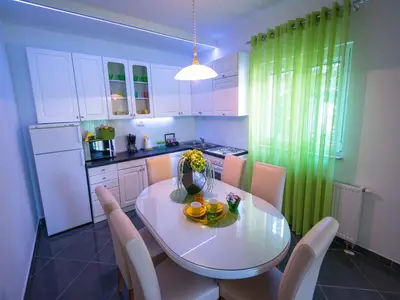 Kuhinja ili čajna kuhinja u objektu Apartments Sunny Garden
