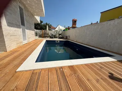 Bazen u objektu Villa Regina Apartment Carlito with swimming pool ili u blizini