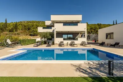 Bazen u objektu Villa Bura ZadarVillas ili u blizini