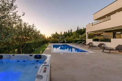Bazen u objektu Villa Bura ZadarVillas ili u blizini