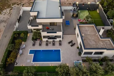 Bazen u objektu Villa Bura ZadarVillas ili u blizini
