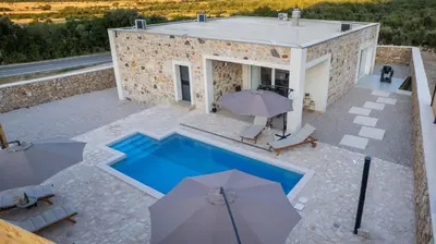 Bazen u objektu Villa Lapidea ili u blizini