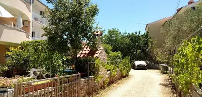 Vrt u objektu Srima apartments near the beach