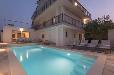 Tlocrt objekta Luxury 2BR Penthouse in Villa with Pool