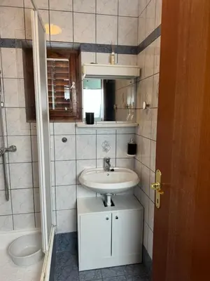 Kupaonica u objektu Strandnahes Apartment in Vodice 1
