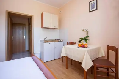 Kuhinja ili čajna kuhinja u objektu Family Apartments & Rooms Mikelin