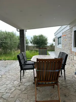 Popločani dio dvorišta ili vanjski dio objekta Villa Matilda